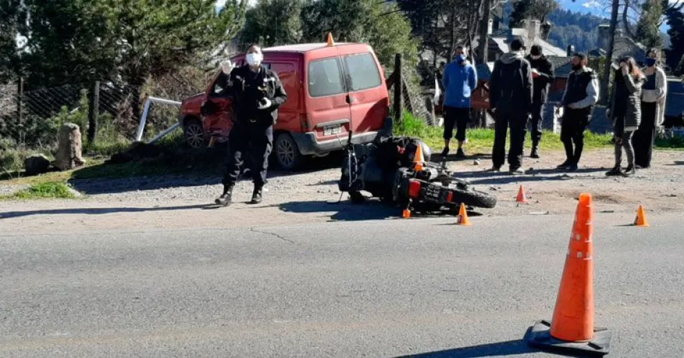 Choque en Bustillo: El motociclista que impactó contra una Partner sufrió serias lesiones cervicales