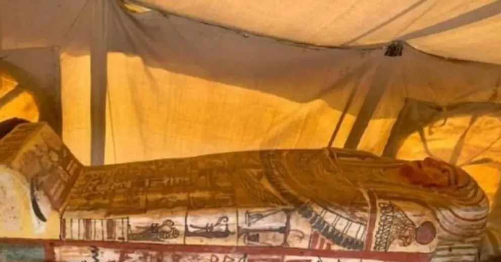 Descubren 27 sarcófagos intactos de hace 2.500 años en Egipto