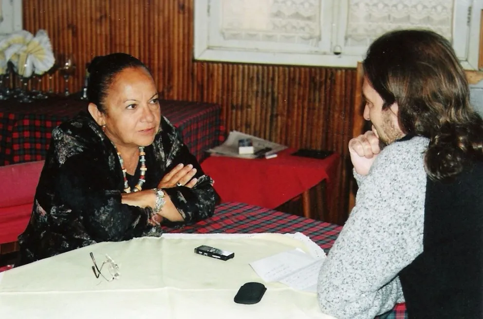 "Neruda se murió de pena": La cantante Charo Cofré y su recuerdo del poeta