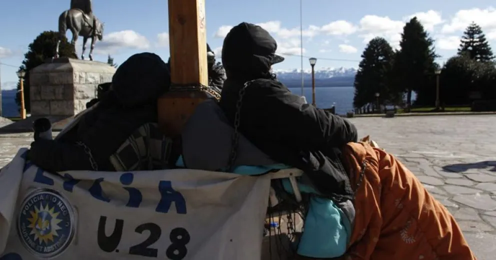 Protesta policial: se encadenó y terminó internada como caso sospechoso de Covid