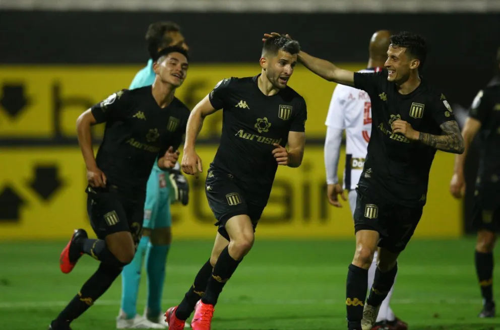 Racing venció por 2-0 a Alianza Lima y quedó a un paso de la clasificación