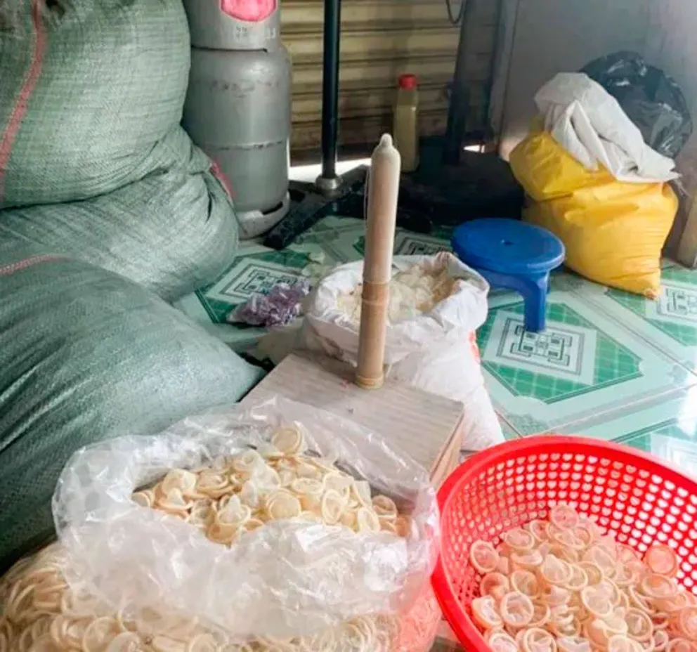 Detienen a banda que juntaban, lavaban, envasaban y vendían preservativos usados