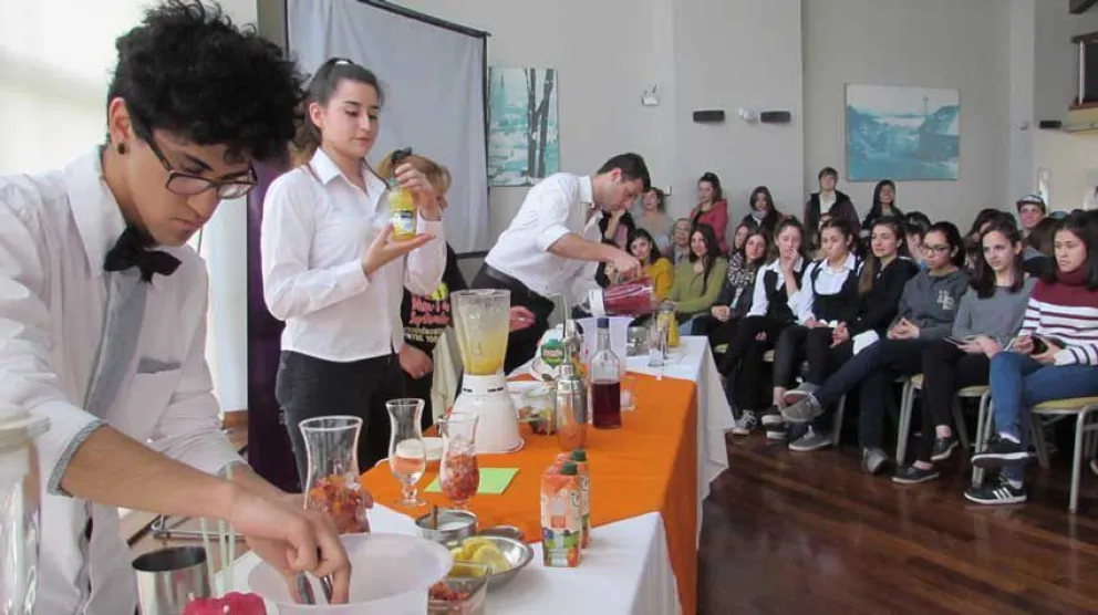 Se viene una gran demostración virtual  en vivo de cócteles sin alcohol