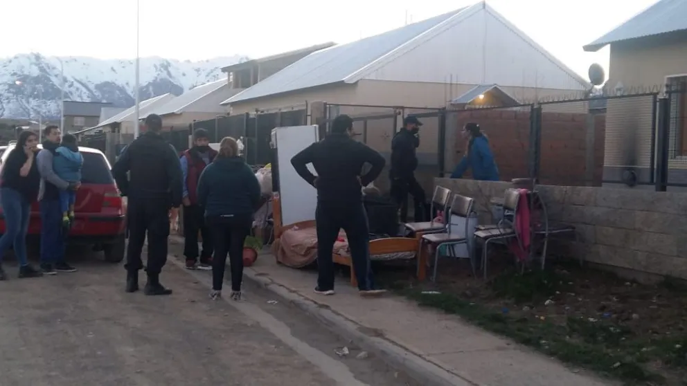 Desalojó por la fuerza a una familia y dejó sus pertenencias en la calle