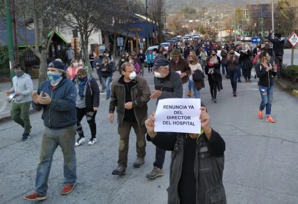 Villa La Angostura: se dispararon los casos de coronavirus y se desató el malestar social