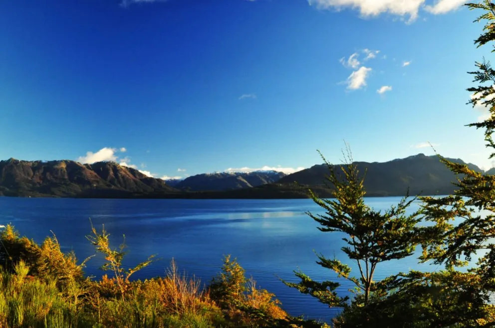 Preocupación por la aparición de una mancha en el lago Nahuel Huapi