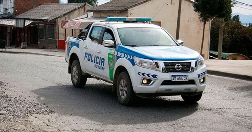 Se tiró del auto del que se escapaba de la policía, quedó inconsciente y fue detenido