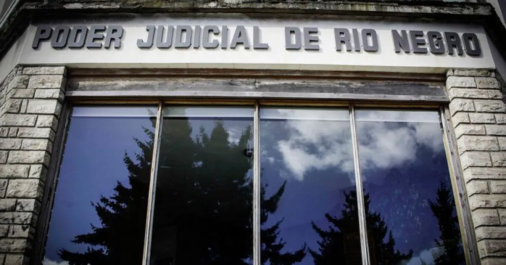 Imputaron a la conductora y a uno de los jóvenes que se tiró del auto tras no querer pagar el combustible