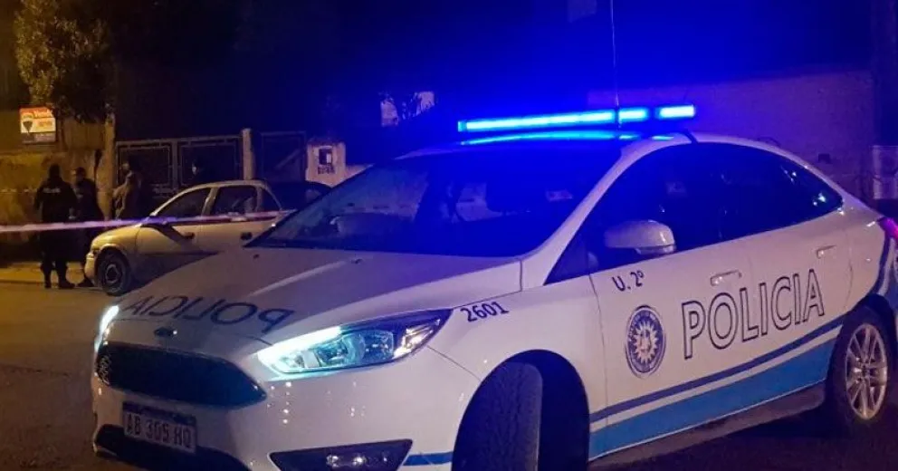 Está en Cipolletti y un vecino le avisó por teléfono que le estaban desvalijando la casa