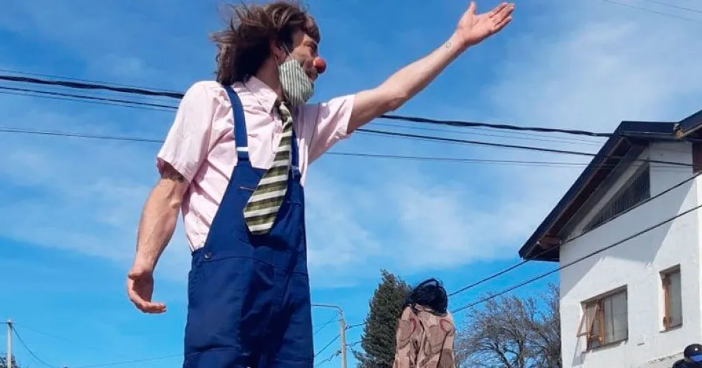 Artistas callejeros concientizaron sobre el COVID-19 en la Feria Emaús