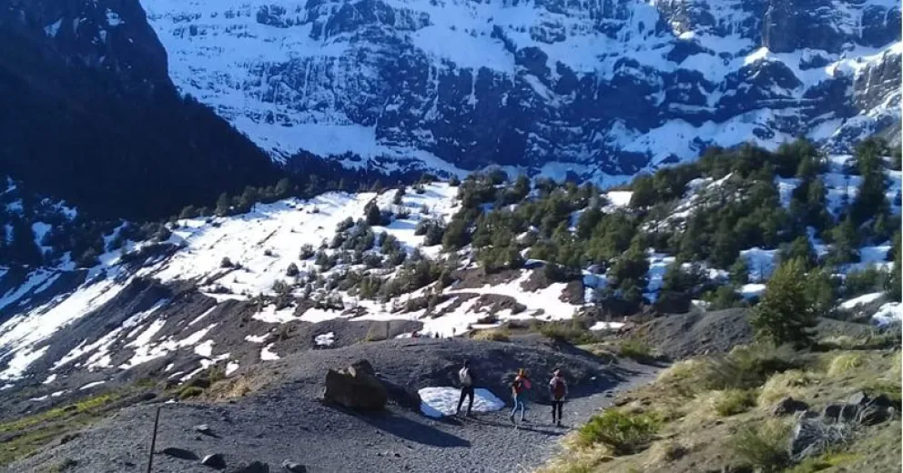 Encontraron grupos de personas armando campamento y haciendo fogatas en el Nahuel Huapi
