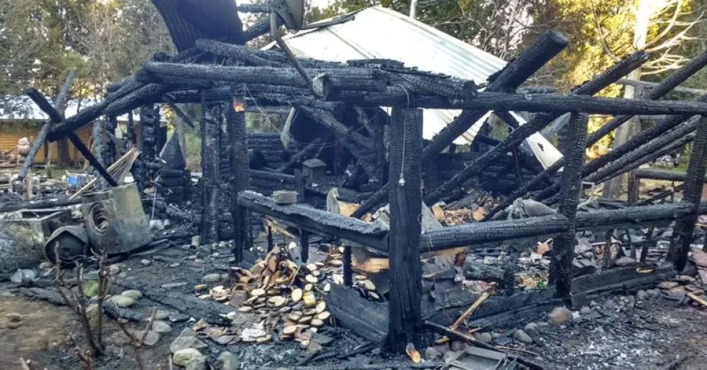 Un artesano y su familia perdieron todo por un incendio