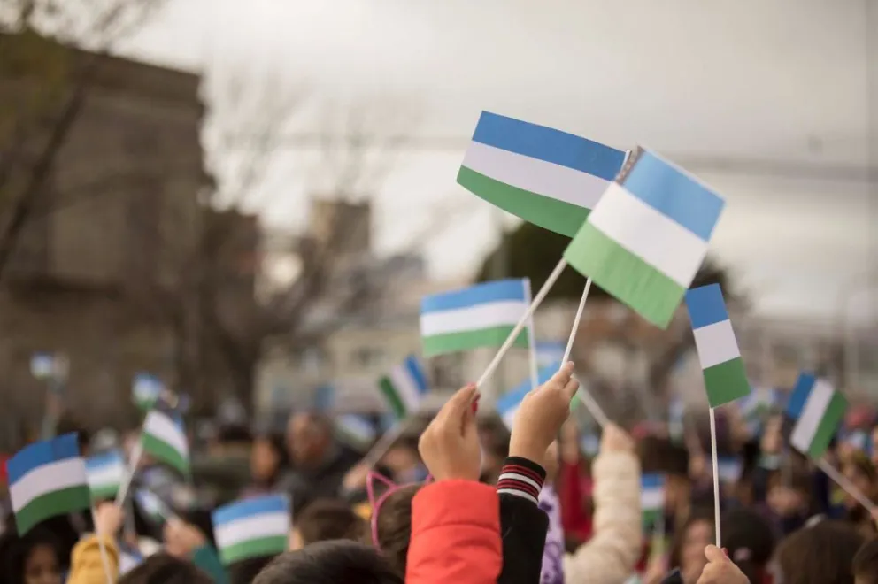 La bandera de Río Negro cumple 11 años: ¿Qué simbolizan sus colores y cómo fue creada?