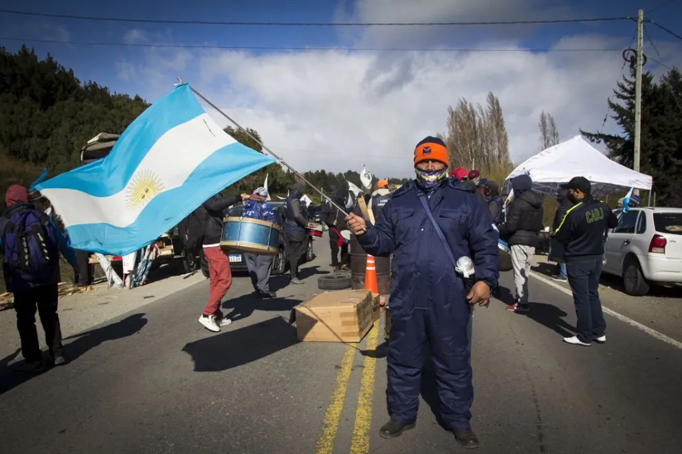 Filas de camiones y tensión: Uthgra mantuvo el corte de la Ruta 40 hasta las 17