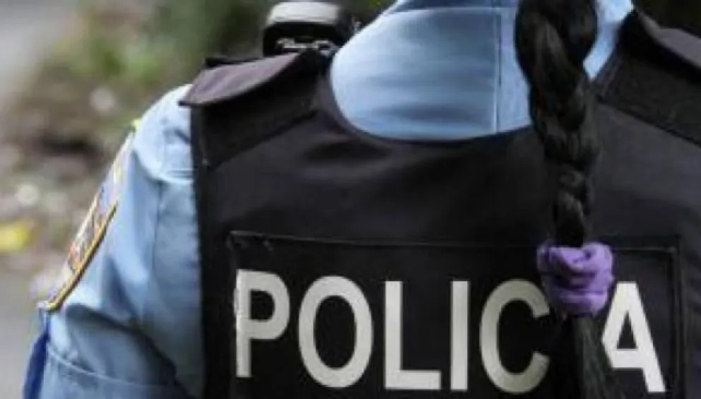 Una policía tenía calificaciones excelentes pero le negaban el ascenso porque “faltaba mucho” para cuidar al hijo