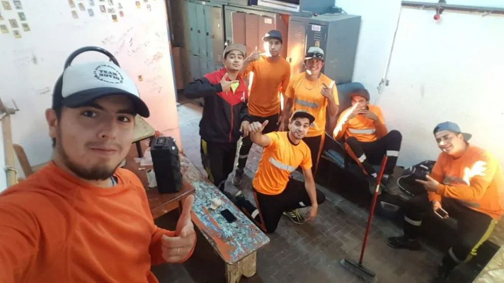 Esenciales: Es el Día del Recolector de Residuos y Jonathan contó como es el trabajo en Bariloche