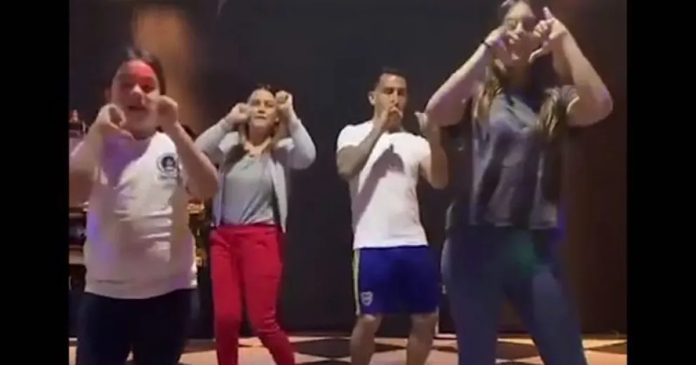 El divertido bailecito de Carlos Tevez junto a su familia que es furor en las redes