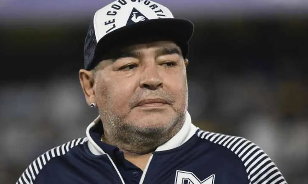 Abrazó a Maradona y después dio positivo de Covid-19