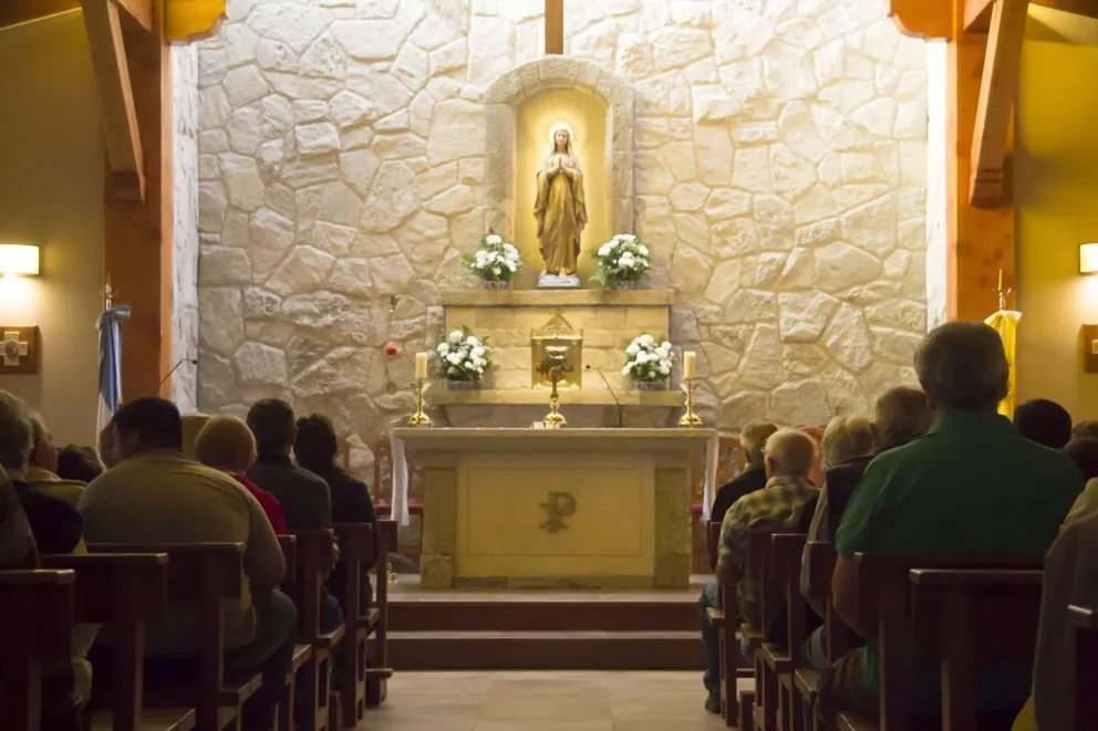 La comunión se recibirá en la mano y no habrá saludo de la paz: cómo será la vuelta de las misas