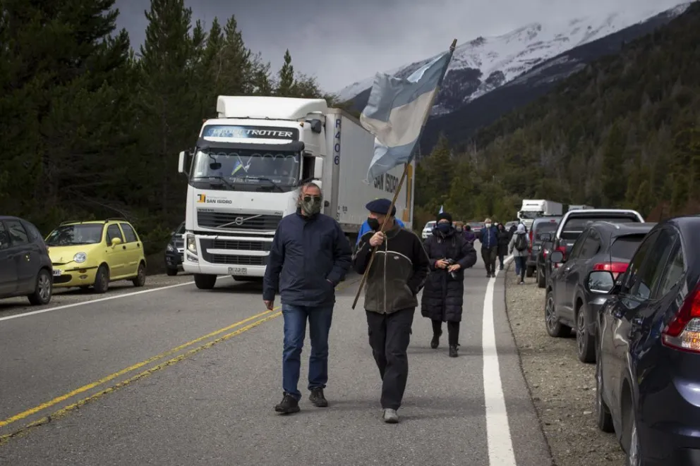 Un mapuche en el camino, como perdido en la neblina      