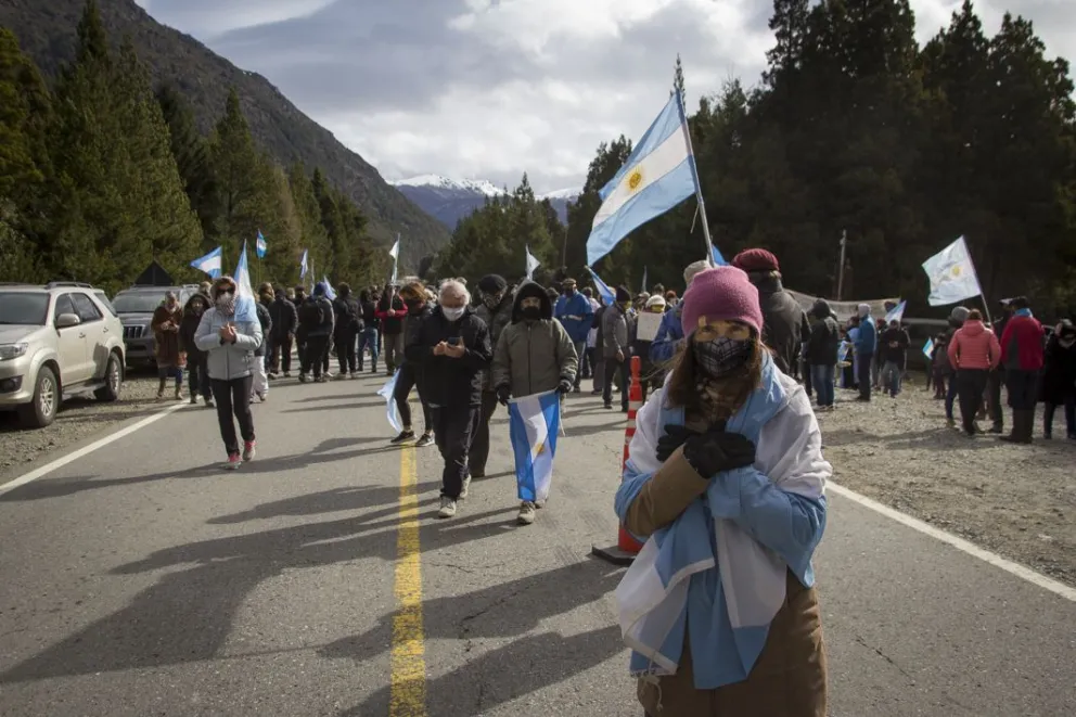 ABRAZO A VILLA MASCARDI: “Allá se quema la bandera, acá flamea”   