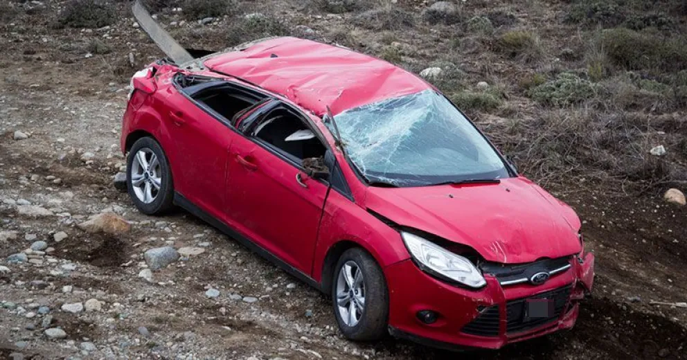 Despiste y vuelco en Circunvalación: tuvieron que llevar a dos hombres en ambulancia