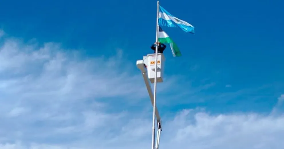 Tuvieron que esperar cuatro años para izar nuevamente la bandera en el barrio