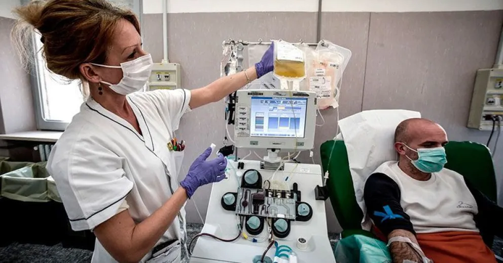 Estudio concluyó que el plasma de recuperados no es eficaz para los casos graves