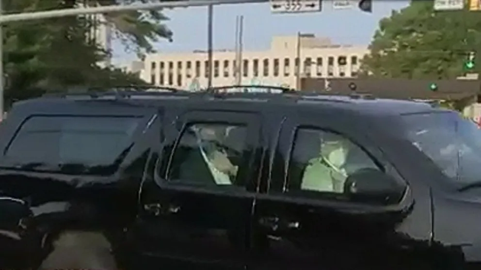 Donald Trump saludó a sus seguidores afuera del hospital