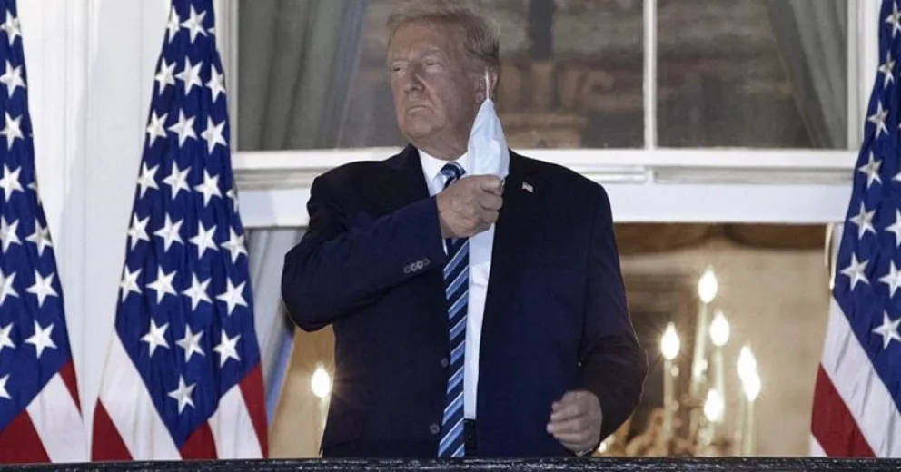 Trump se quitó el barbijo para saludar al ingresar a la Casa Blanca