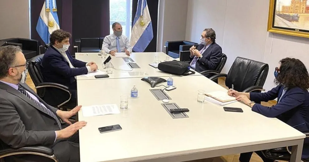 Llega una misión del FMI para renegociar los US$ 44.000 millones de deuda