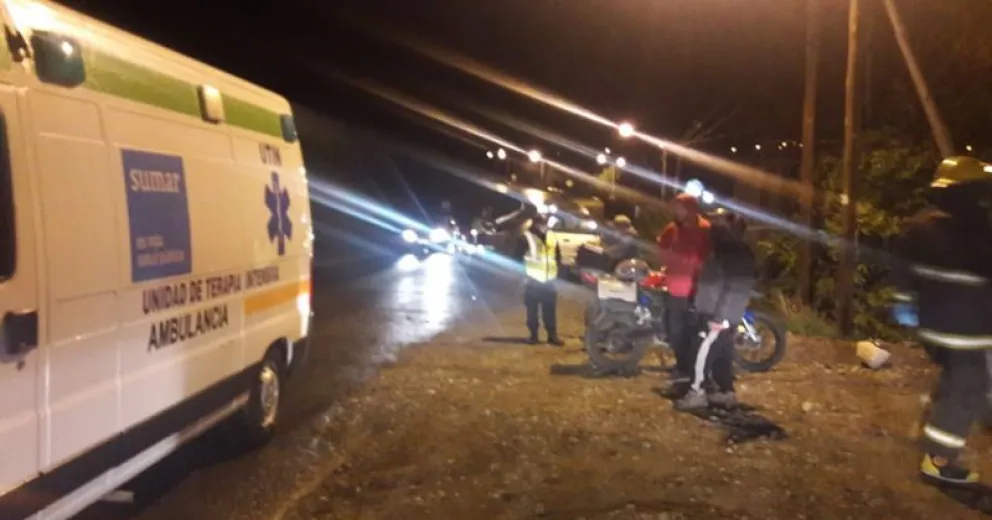 Dos motociclistas embestidos desde atrás por una camioneta en Bustillo