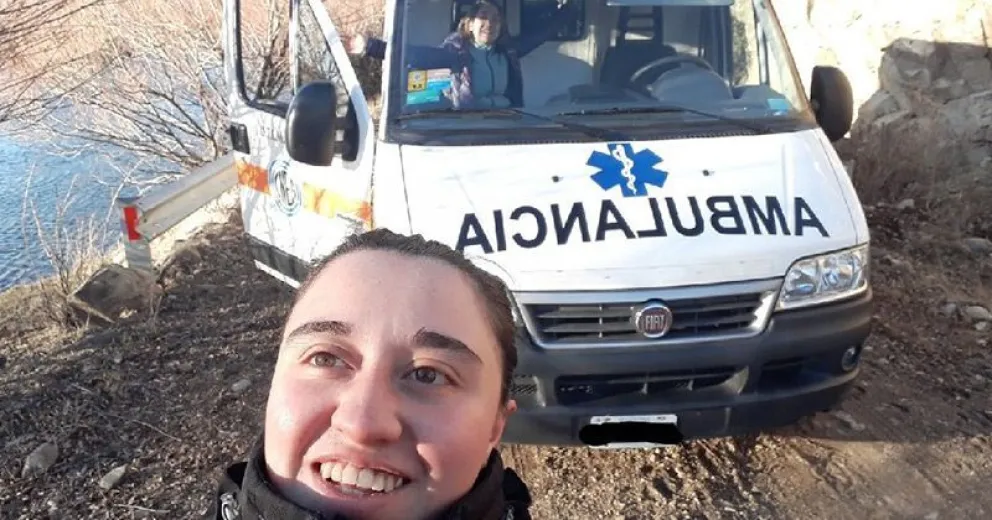 Fue bombera en Bariloche y ahora será la primera mujer en conducir una ambulancia en la provincia