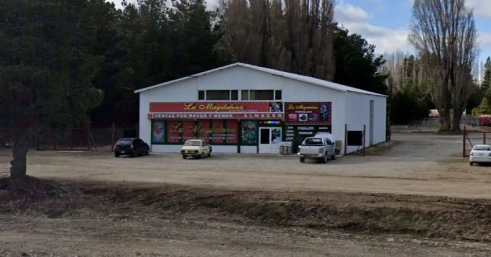 Arrojaron una bomba molotov al depósito de un comercio en Dina Huapi