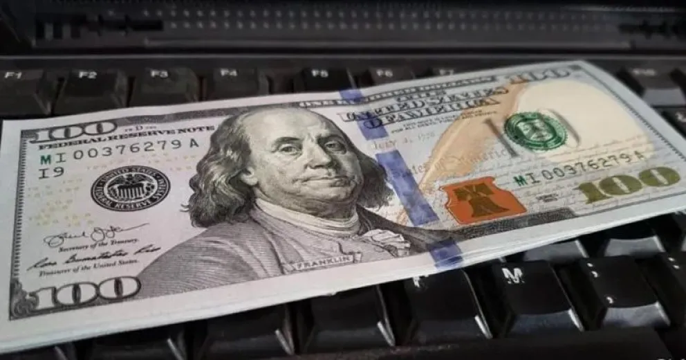 El Banco Central no perdió dólares, pero el “Blue” cerró a 155 pesos