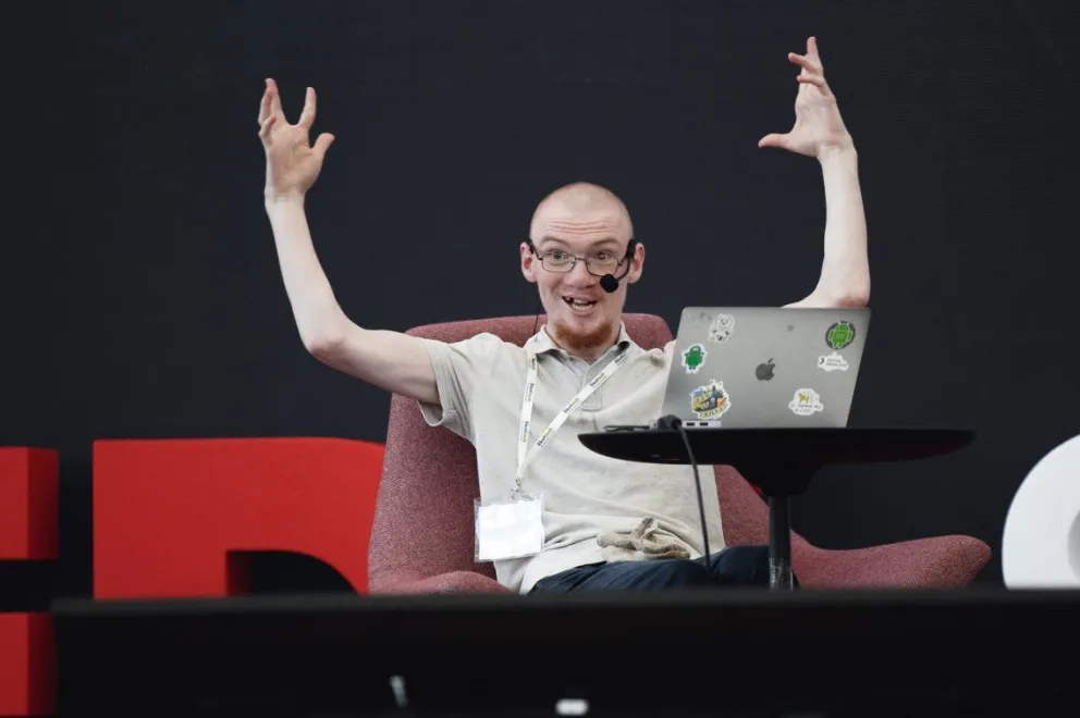 Inventó sistema para que personas con discapacidad cerebral puedan hablar con la mirada   