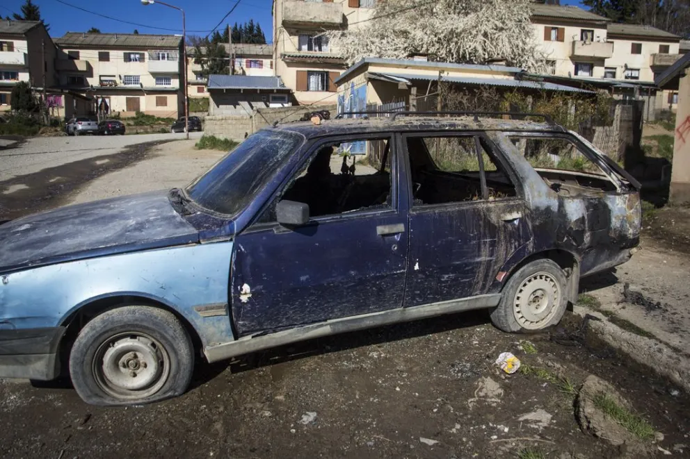 Buscan a los que incendiaron un auto