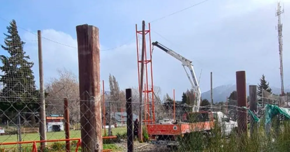 Plantaron dos torres para la iluminación en Puerto Moreno