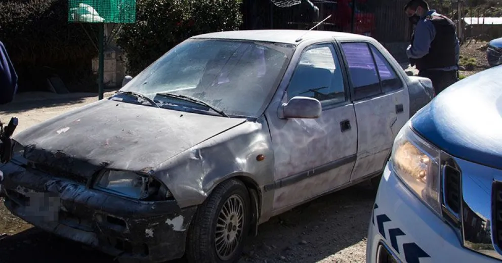 Vecinos salvaron un auto que se estaba prendiendo fuego