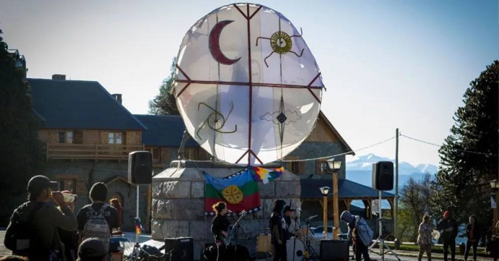 Cubrieron el monumento a Roca para conmemorar el "Último día de libertad de los pueblos originarios"