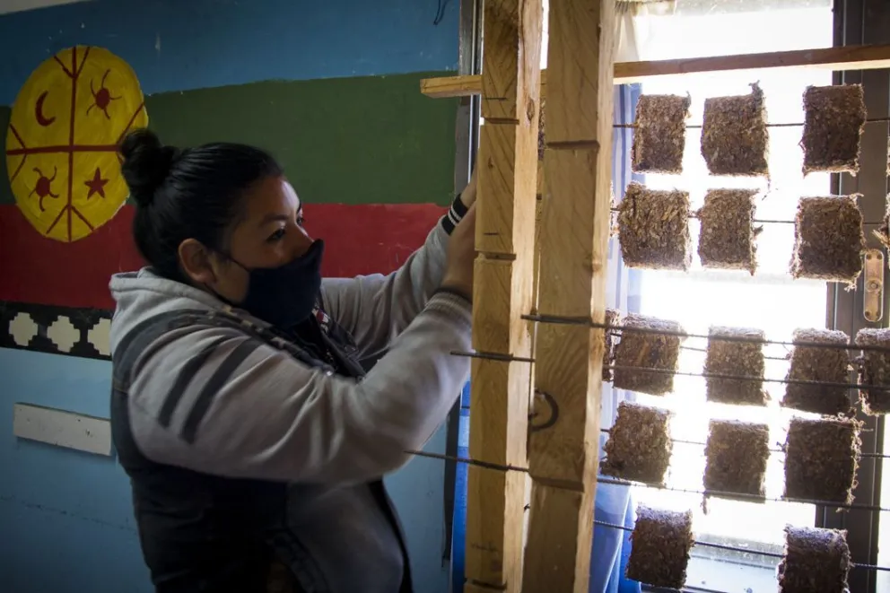 Las mujeres “briqueteras” no detienen su trabajo en la pandemia