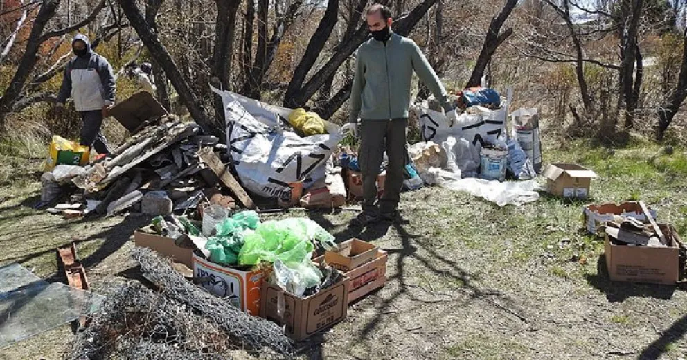 Realizaron jornada de limpieza en la desembocadura del río Ñirihuau