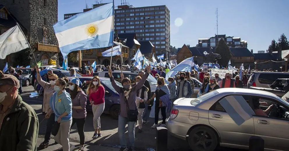 Numerosos barilochenses participaron del “Banderazo” en el Centro Cívico
