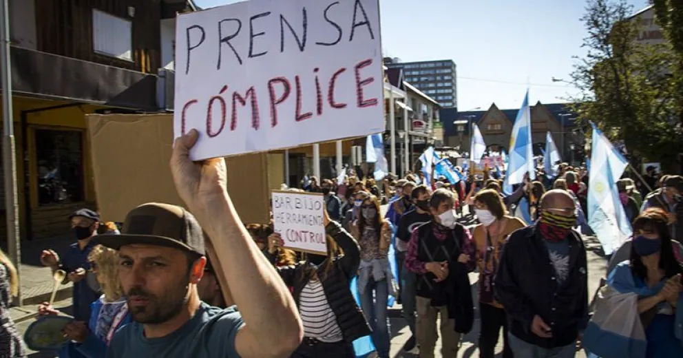 "El nuevo orden  mundial" y la "culpa" de la prensa también fueron consignas del banderazo