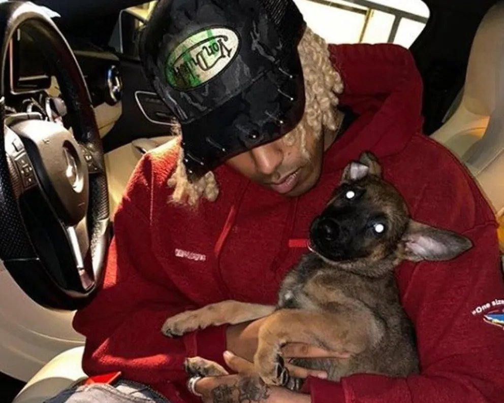 Discutió con un joven afroamericano y le tiró con un perrito