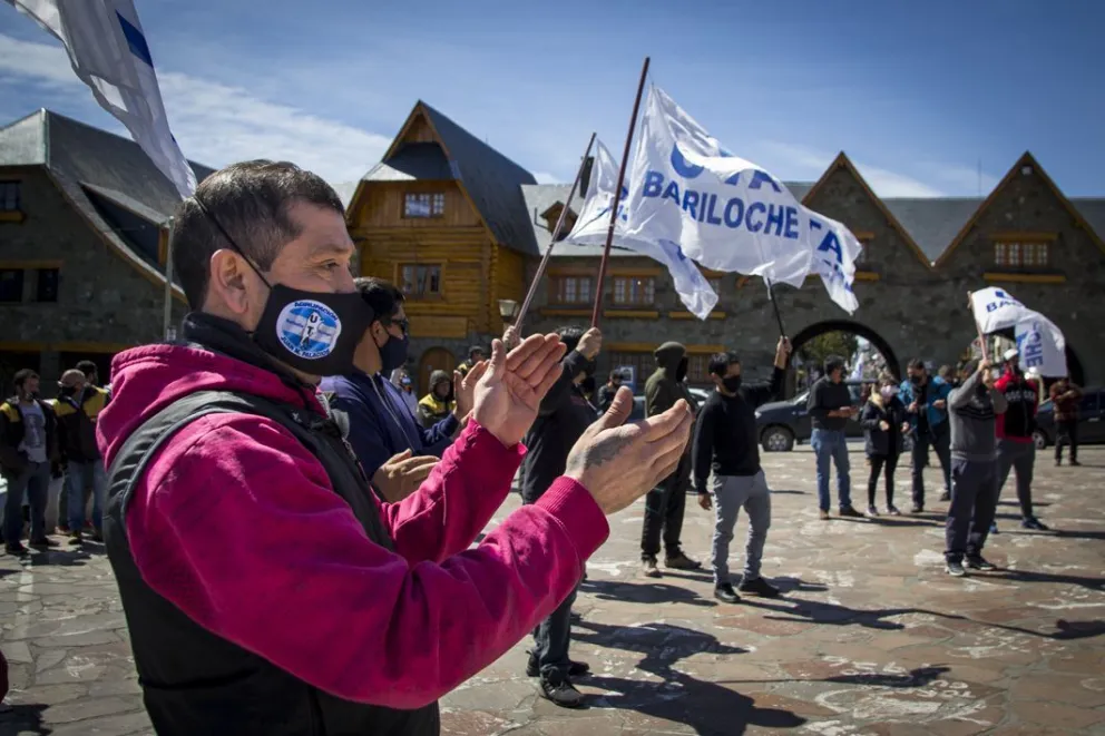Choferes de Mi Bus se dirigieron al Centro Cívico para hablar con Gennuso