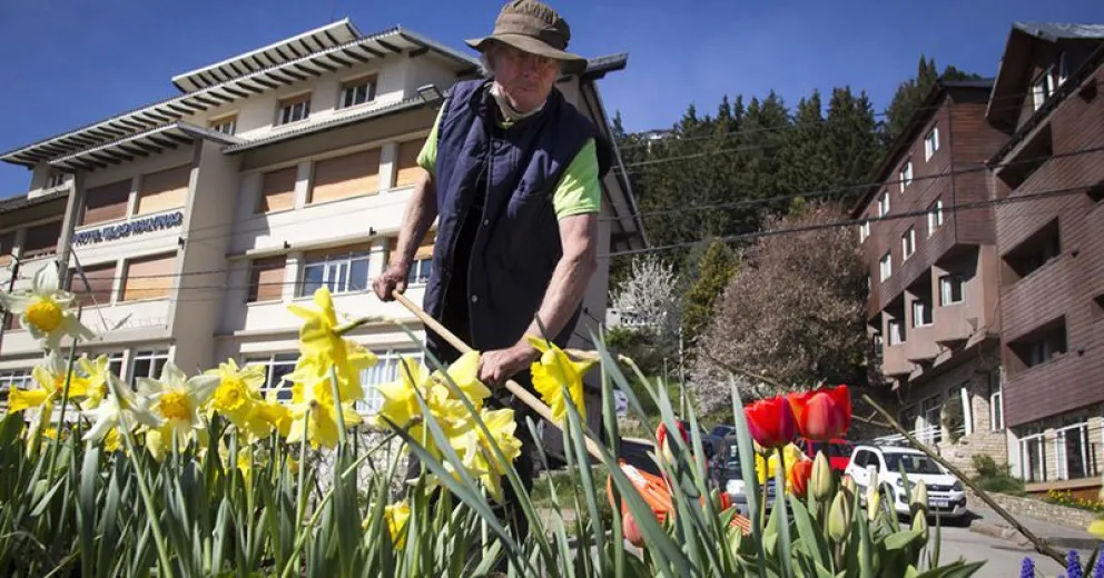 El vecino que con su esfuerzo embellece el Monolito