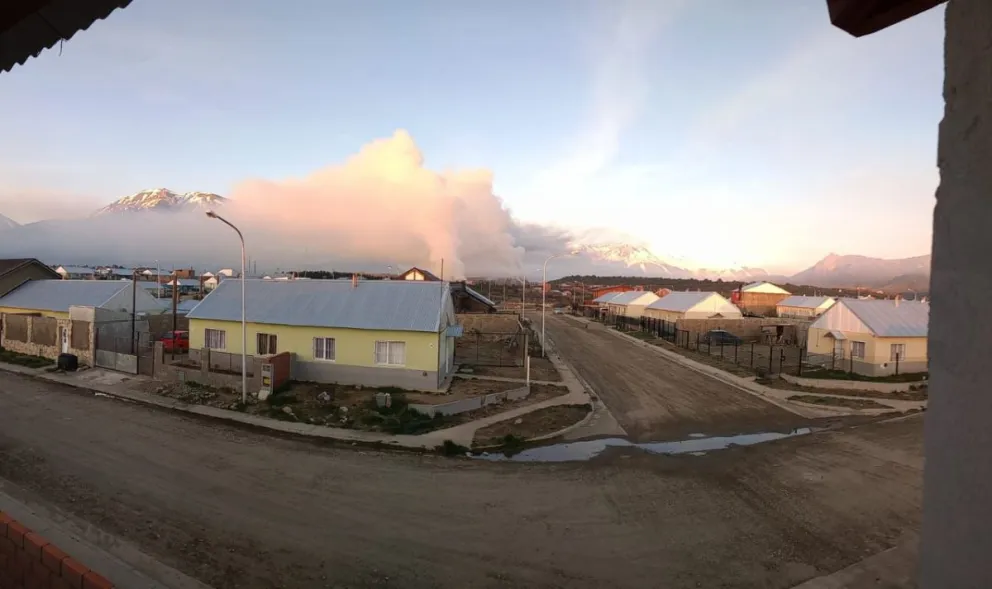 La ciudad amaneció cubierta de humo por focos en el vertedero