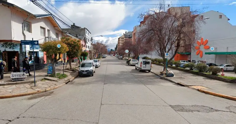 Trompearon a un efectivo policial que les negó el ingreso a un “super”