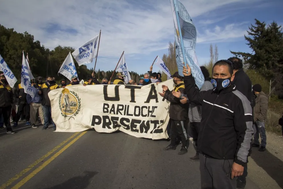 Más de doscientos trabajadores de Mi Bus realizaron corte intermitente de ruta a la altura de Las Chacras